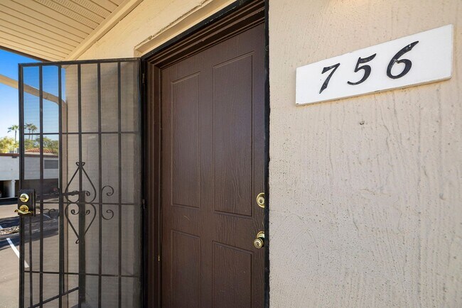 Building Photo - Moon Valley Townhouse at 7th and T-Bird!