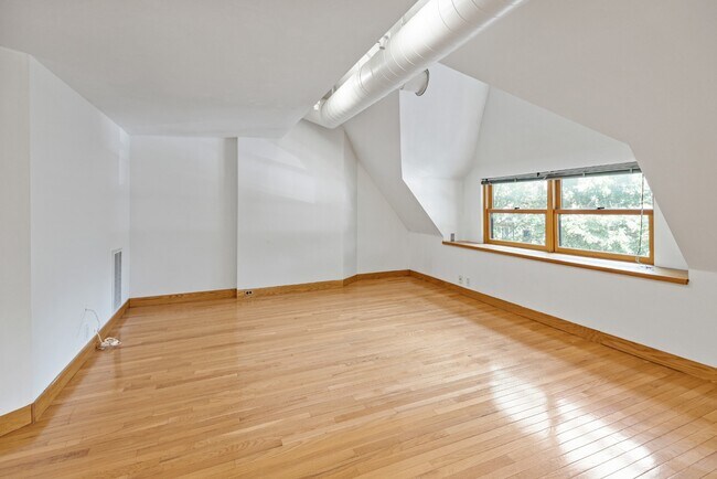 Building Photo - Charming Vintage Second Floor Duplex with In-Unit Laundry in Heart of Oak Park