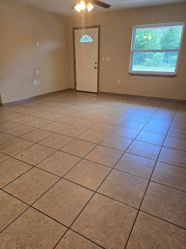 Building Photo - Fabulous 3/1.5/1 in Homosassa!!!