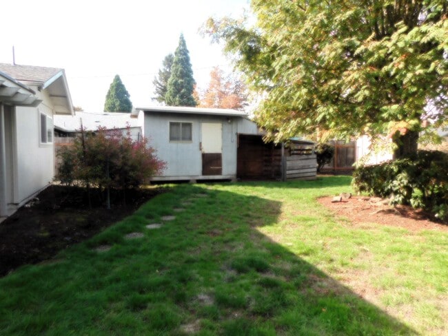 Building Photo - Beautiful 4 Bedroom, 1-1/2 Bathroom Home W...