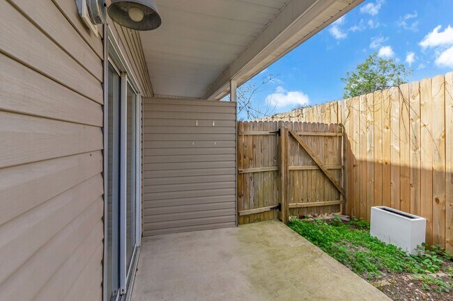 Building Photo - Destin 3 Bedroom Townhome with a Garage!