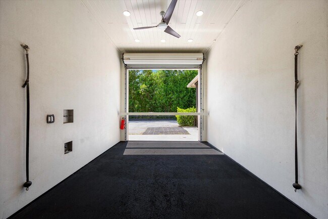 Building Photo - 15450 Estancia Ln