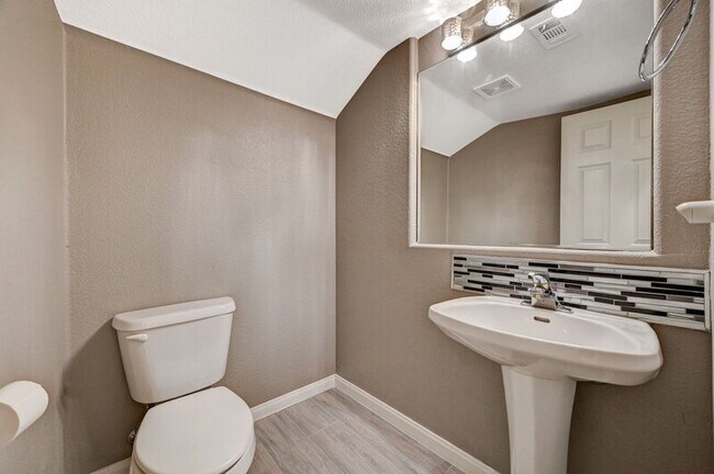 Building Photo - 10588 Isola Bella St