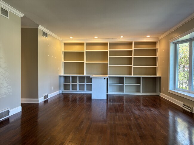 Building Photo - 2421 White Oak Trail