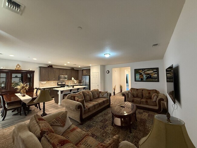 Building Photo - Must See! Fully furnished 3 bedroom, 2 bat...