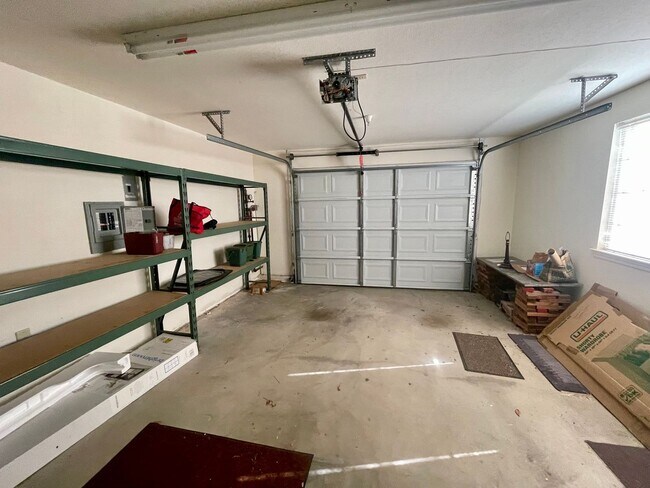 Building Photo - Spacious 3 Bedroom House