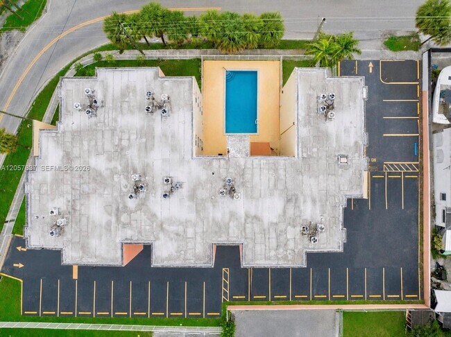 Building Photo - 2400 NW 16th St Rd