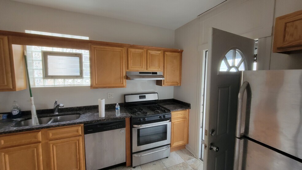 Kitchen - 6437 N Glenwood Ave