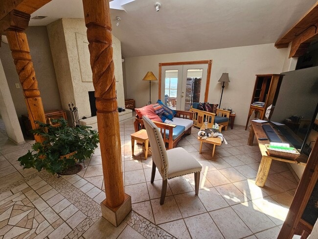 Building Photo - Unique location, breathtaking views, wonde...