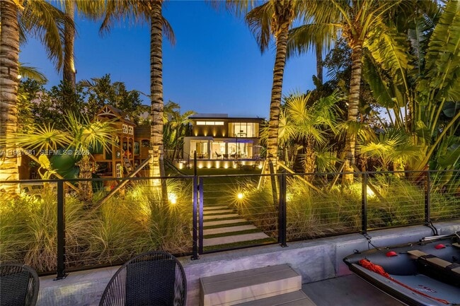 Building Photo - 707 NE 77th St