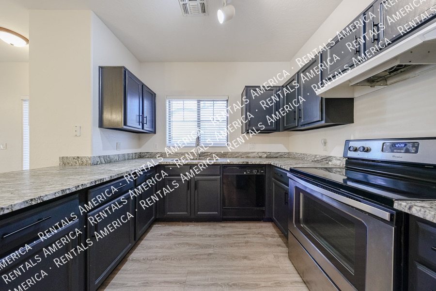 Building Photo - 2831 E Southern Ave