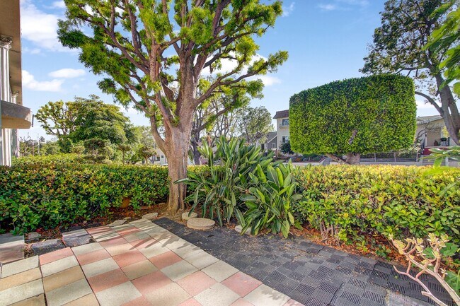 Exclusive Use Patio - 1214 S Alma St