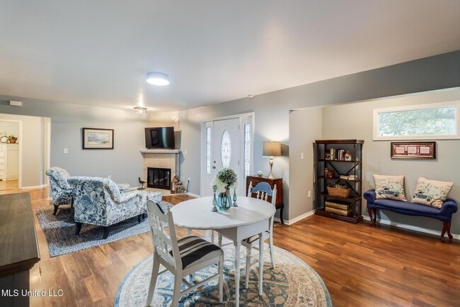 Building Photo - 419 E Second Street Unit