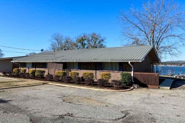 Building Photo - Remodeled Duplex on Logan Martin Lake