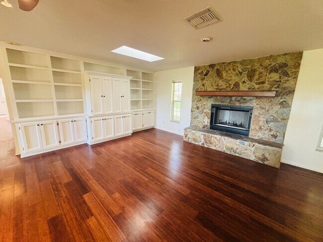 Building Photo - Forest of Golden Hills 3/2/2 ***Hidden Gem***