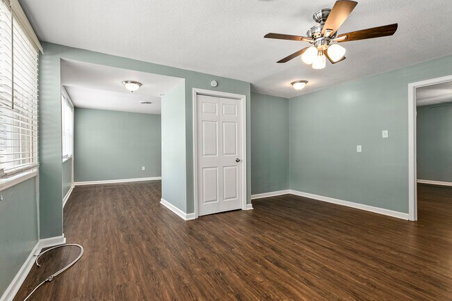 Building Photo - 4158 Oak St