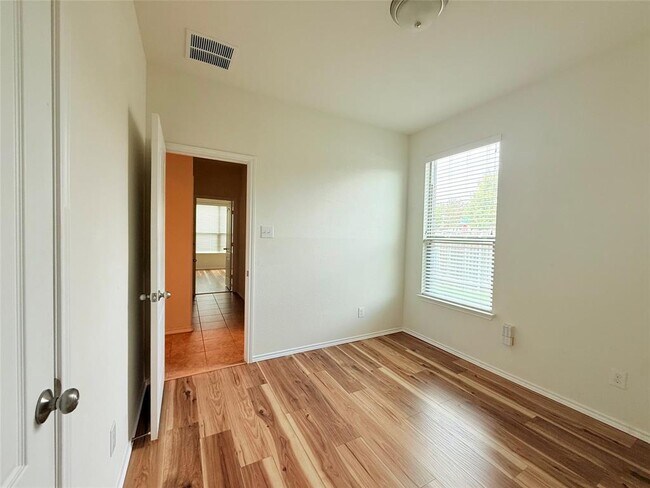 Building Photo - 1140 Yellow Iris Rd