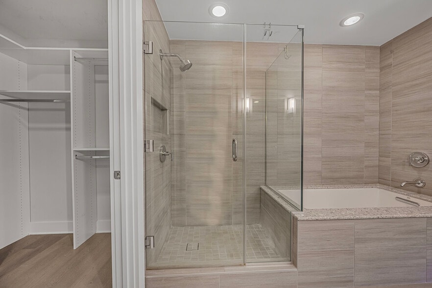 Primary Bathroom w/walk-in closet - 4960 Fairmont Ave