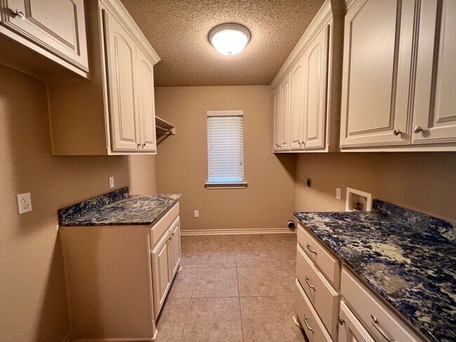 Building Photo - Cooper Ridge Beauty