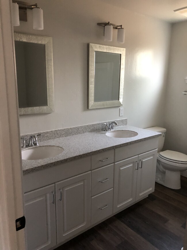 dual sink bathroom - 1818 Castillo Street