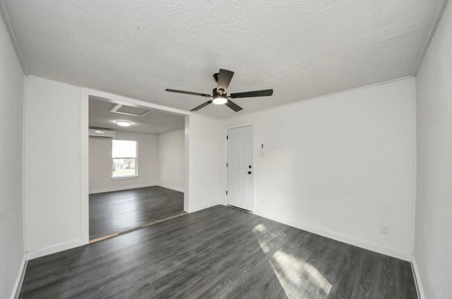 Building Photo - 7640 Broadview Dr