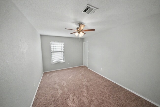 Building Photo - Spacious Live Oak Home Backing to a Greenbelt - Realtor Commission: $500
