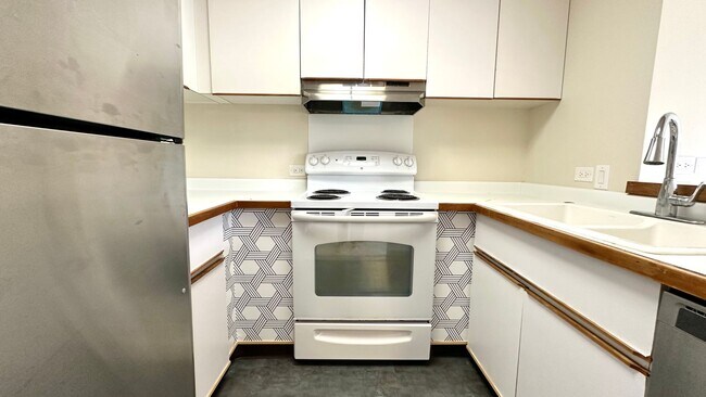 Building Photo - SPACIOUS 2 BED/2 BATH/1 PRKG & WASHER/DRYE...