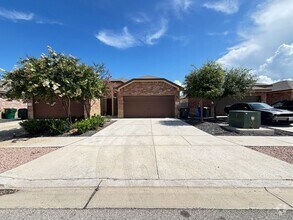 Building Photo - Luxury Duplex in Seguin with 3-bed, 2-bath...