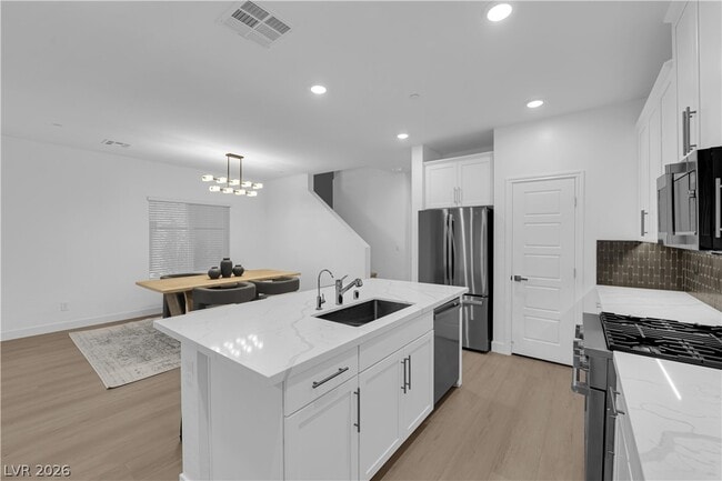 Building Photo - 600 N Carriage Hill Dr