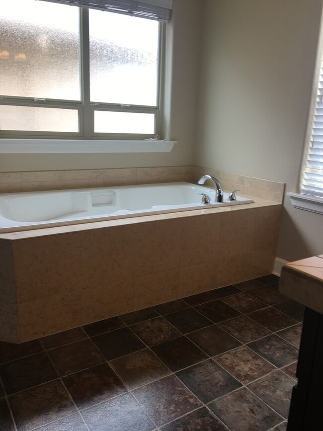 Building Photo - 3 bedroom 2.5 bath Legend Built home in Villabois