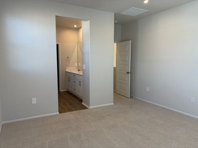 Building Photo - 40100 Campos Elegantes