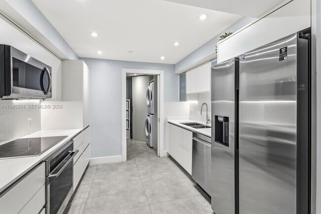 Building Photo - 1111 Crandon Blvd