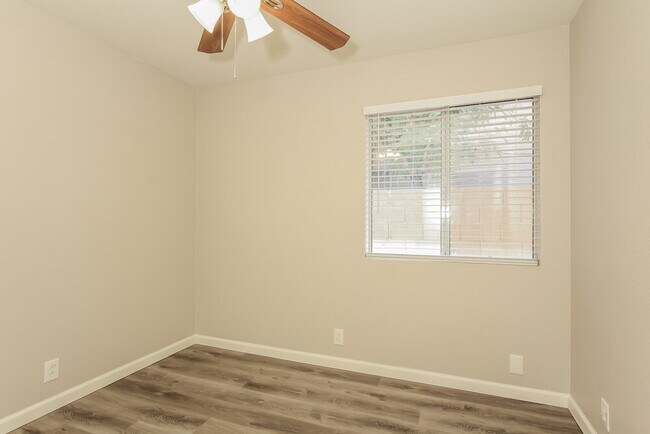 Building Photo - 4102 W Cactus Rd