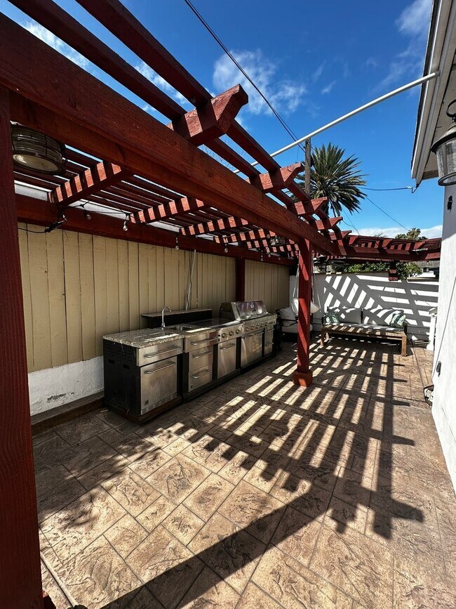 Building Photo - Gorgeous 3-Bedroom 2 bath Home with Pool A...