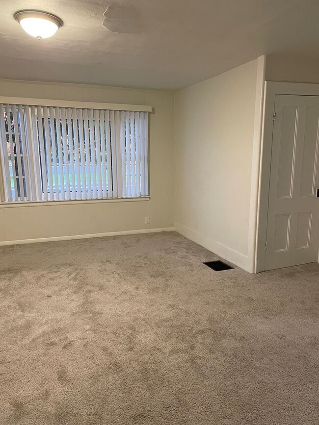 Building Photo - 3 Bedroom, 1 Bath Farmhouse Jamesville-DeWitt School