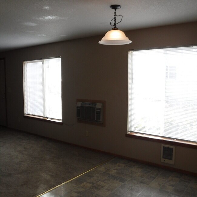 Building Photo - Ground Level 2 Bed/1 Bath in NW Redmond Fo...