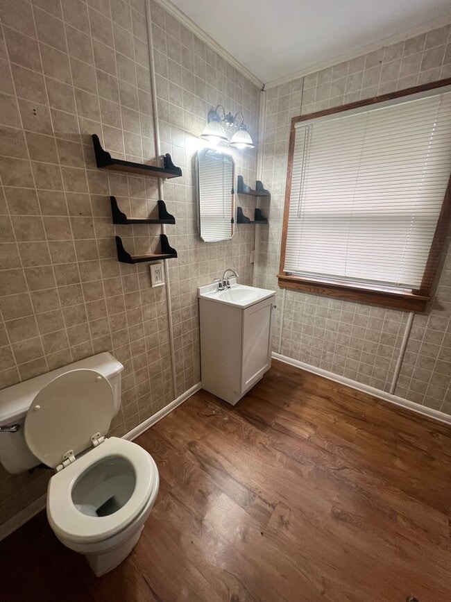 Building Photo - Spacious 2 Bedroom Southside Holland