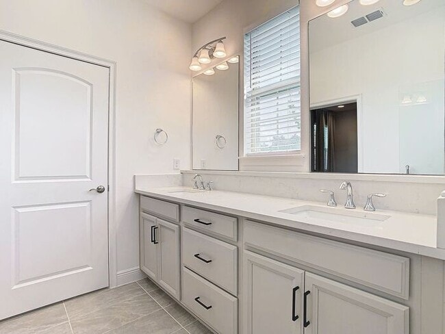 Building Photo - Gorgeous 3/2 Modern Home with a 2 Car Gara...