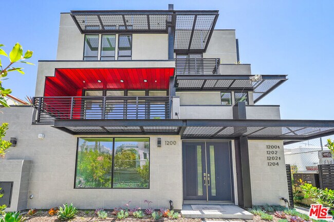 Building Photo - 1202 N Orange Dr
