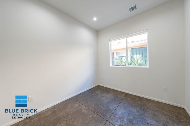 Building Photo - 5239-5241 Huntington Dr -