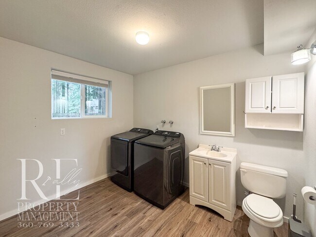 Building Photo - Modern Split-Level Home with Two Living Spaces & Expansive Yard in Port Orchard