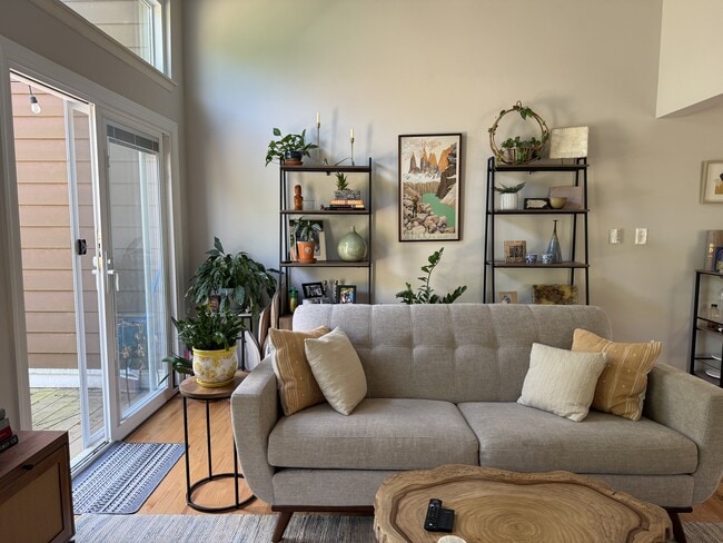 Building Photo - 980 Sutton Ct