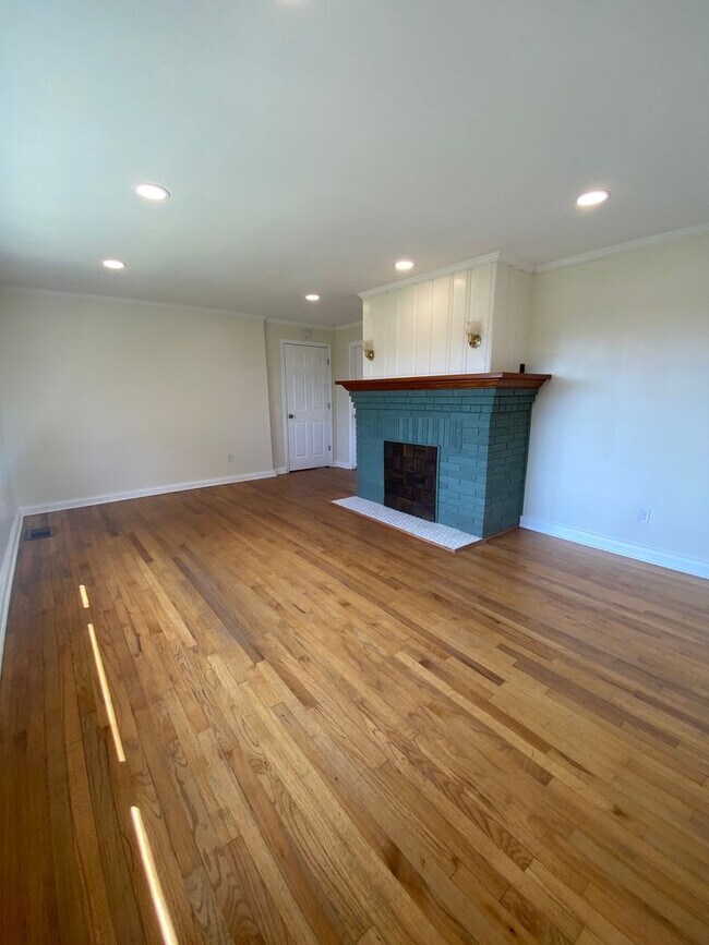 Building Photo - PRE-LEASE JULY 15th! - Adorable 4 bedroom 2.5 bath house in Athens, Ga.