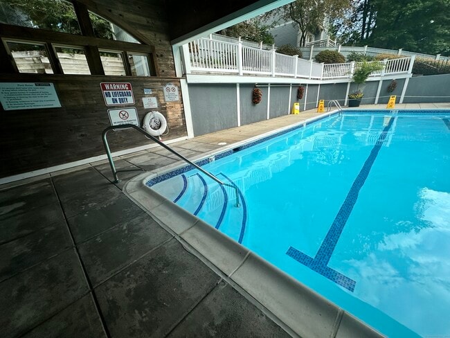 Building Photo - 2124 Old Pond Ln