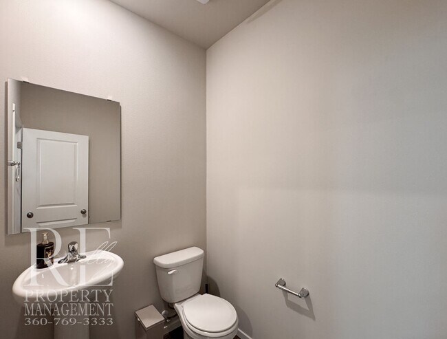 Building Photo - Bright 2024-Built Home with Modern Finishes & Fully Fenced Yard