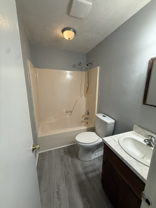 Building Photo - 2 Bedroom 1 Bathroom Apartment in Madison Heights with off street parking.