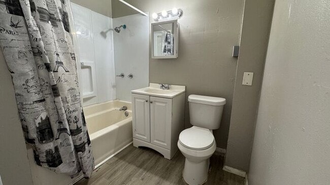 Building Photo - Charming 3-Bedroom Home with Convenient Lo...