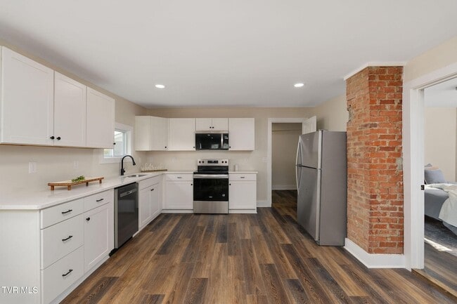 Building Photo - 1465 Highpoint Ave