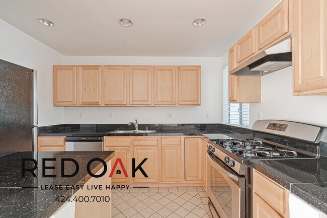 Building Photo - 1033 3rd St