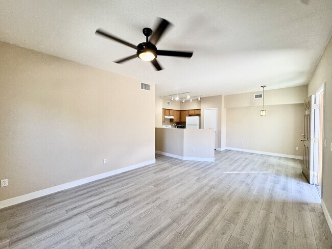 Building Photo - Beautifully Updated Downstairs 3-Bedroom, ...